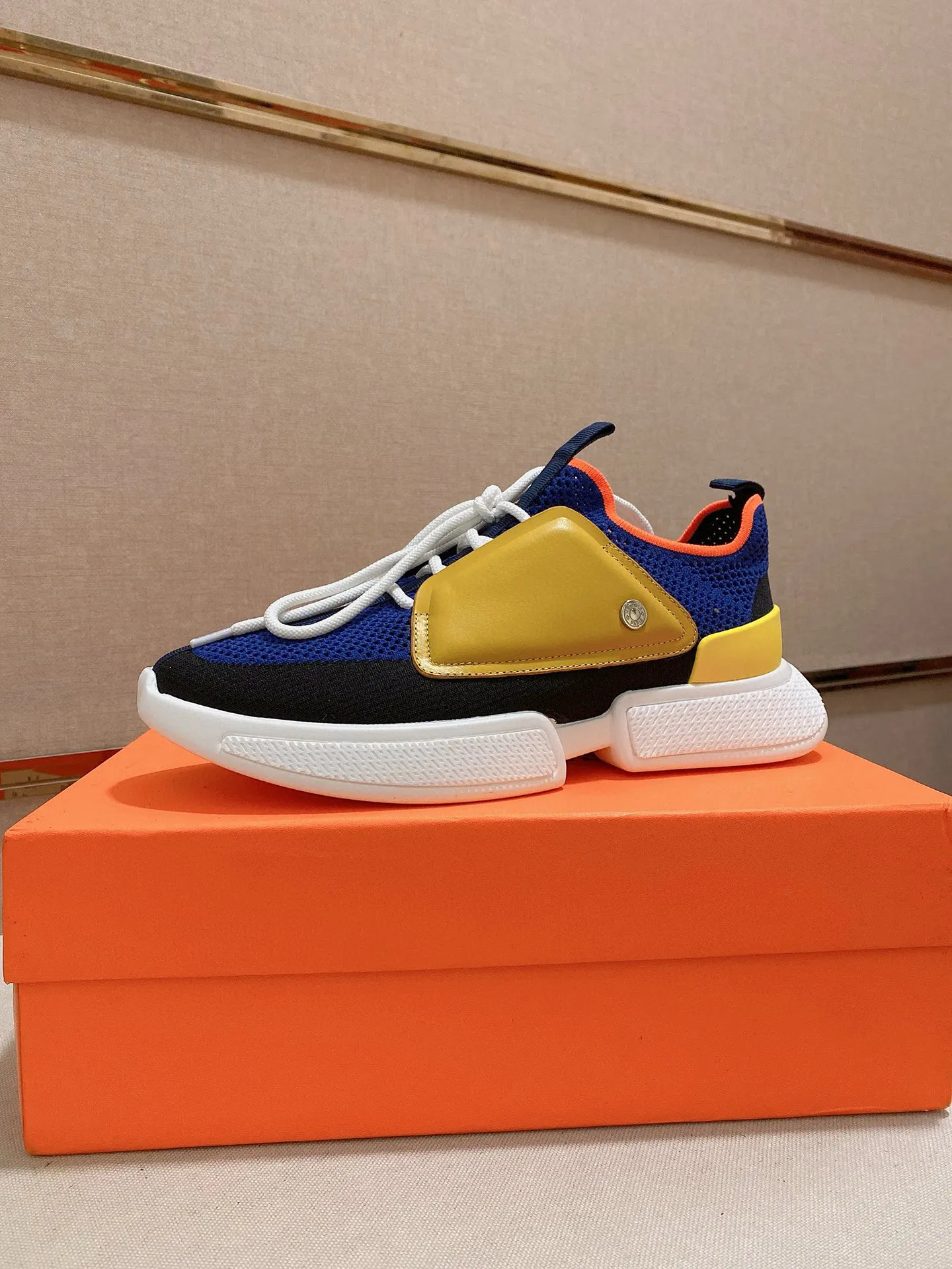 Men's shoes 💰: 440💰 Hermes Drift Sneaker flying knitted socks and sneakers. Original purchase, development and production. H family men's classic series. Technological fly knitted fabrics with cowhide. Socks and sneakers. Casual shoes. Sports dad shoes combine high-tech fly knitting and cowhide. H family exclusive button decoration on the side. The outsole is full of H italic design and bright colors to show vitality and continue the brand design inspiration. Stroll around the city lightly and feel free and comfortable. Exquisite packaging at the delivery counter 🛍📦 ▪️Fabric: Original custom fly weave + first layer cowhide ▪️Inner lining: breathable lining ▪️Outsole: molded and evacuated PU+TPU material ▪️Sole thickness: 3.5CM ▪️Size: Men's 38-44